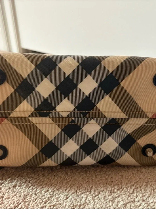 Vintage Burberry Tote Bag. Black Patent Leather Straps. Classic Plaid. - Picture 6 of 6